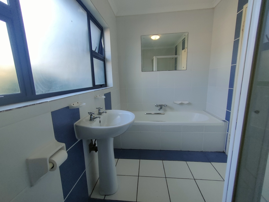 8 Bedroom Property for Sale in Wavecrest Eastern Cape